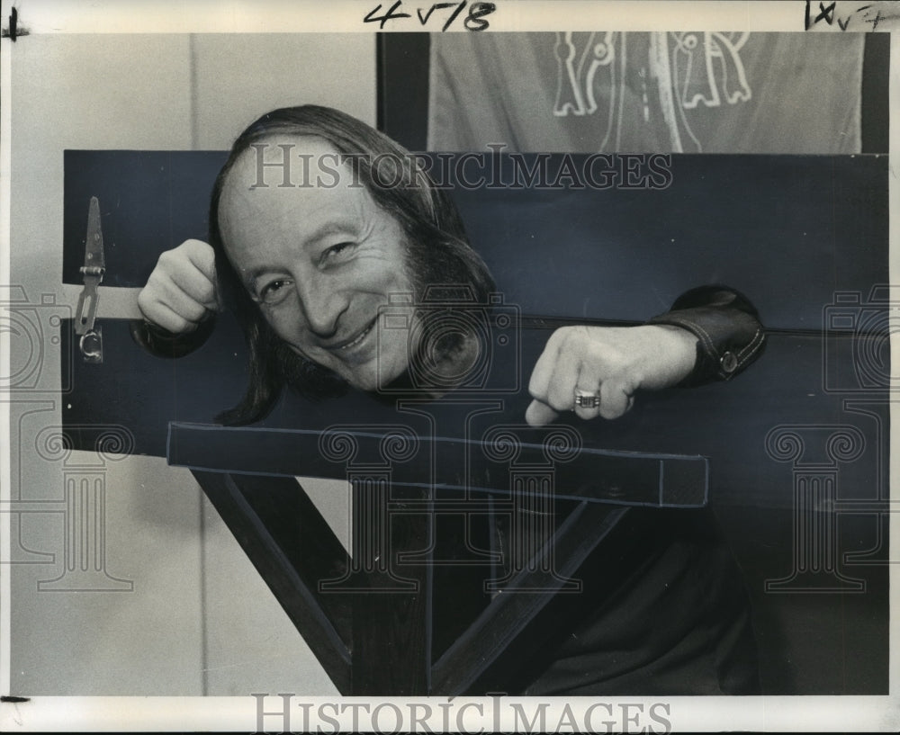 1976 Press Photo John Bloom creator 1520 AD show which opened at Braniff Place- Historic Images