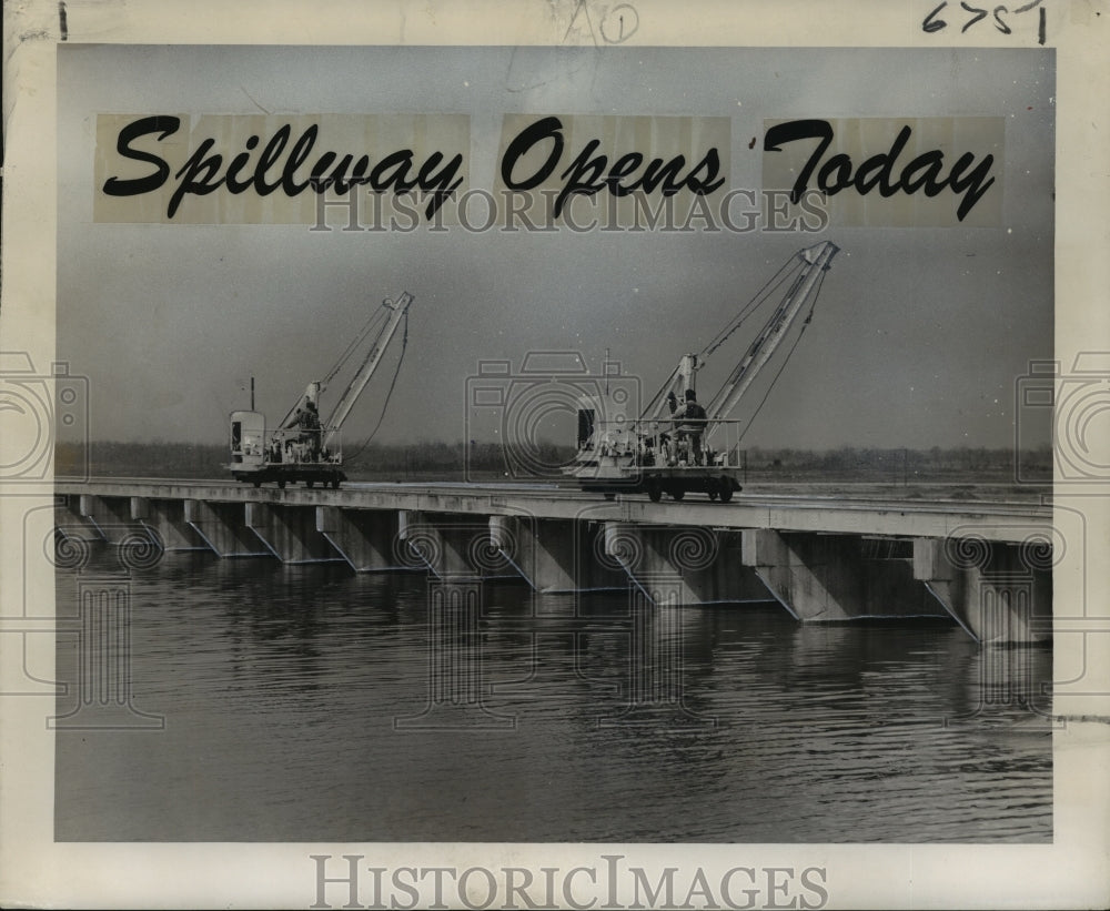 1950 Press Photo Workmen atop Bonnet Carre Spillway test cranes for "needles"