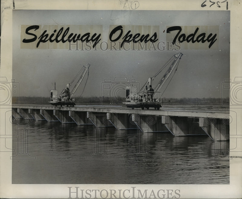 Load image into Gallery viewer, 1950 Press Photo Workmen atop Bonnet Carre Spillway test cranes for "needles"
