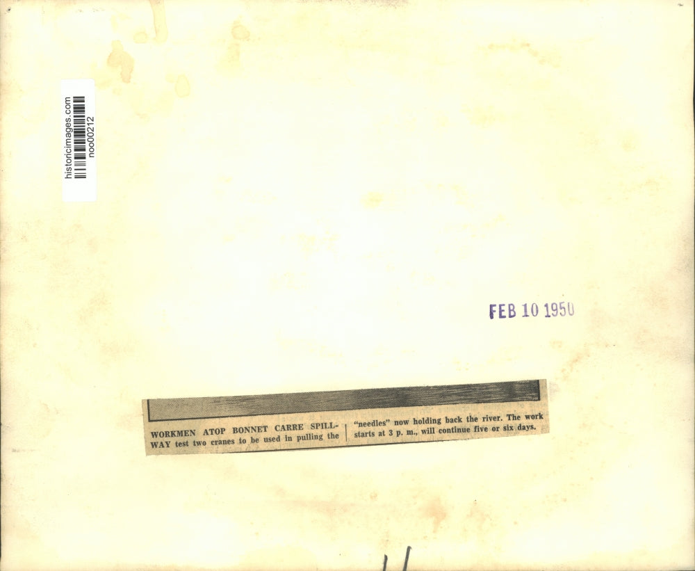 1950 Press Photo Workmen atop Bonnet Carre Spillway test cranes for "needles"