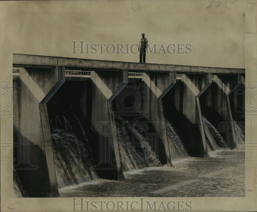 1950 Press Photo Timber needles of spillway&#39;s bays divert water to Pontchartrain