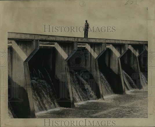1950 Press Photo Timber needles of spillway's bays divert water to Pontchartrain