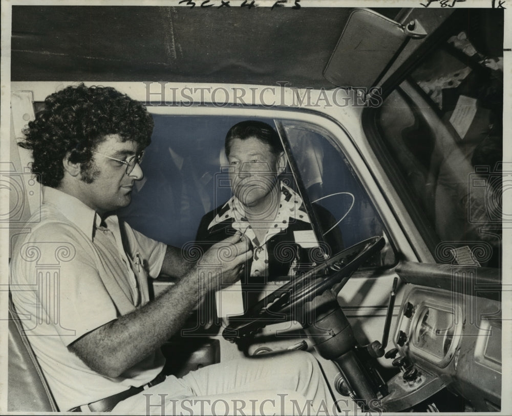 1975 Press Photo Barry Poke of Odyssey House tries out van with Buddy Bonner