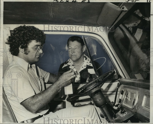 1975 Press Photo Barry Poke of Odyssey House tries out van with Buddy Bonner