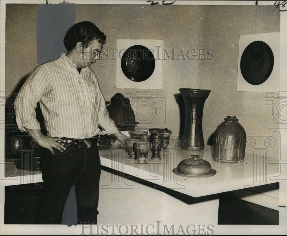 1970 Press Photo Ronald Boling and His Pottery- Historic Images
