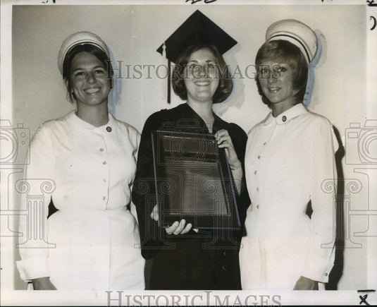 1971 Press Photo Loyola University Dental Hygiene Graduates Receive Awards- Historic Images