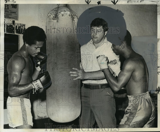 1975 Press Photo Boxing - Leslie Theriot & Marcell Green Prepare for Prison Show- Historic Images