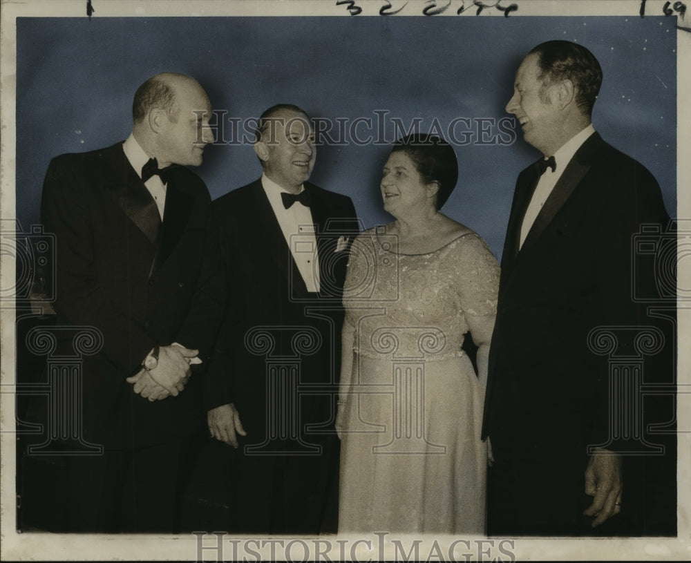 1971 Press Photo Mrs. Edwin Blum and Others- Historic Images