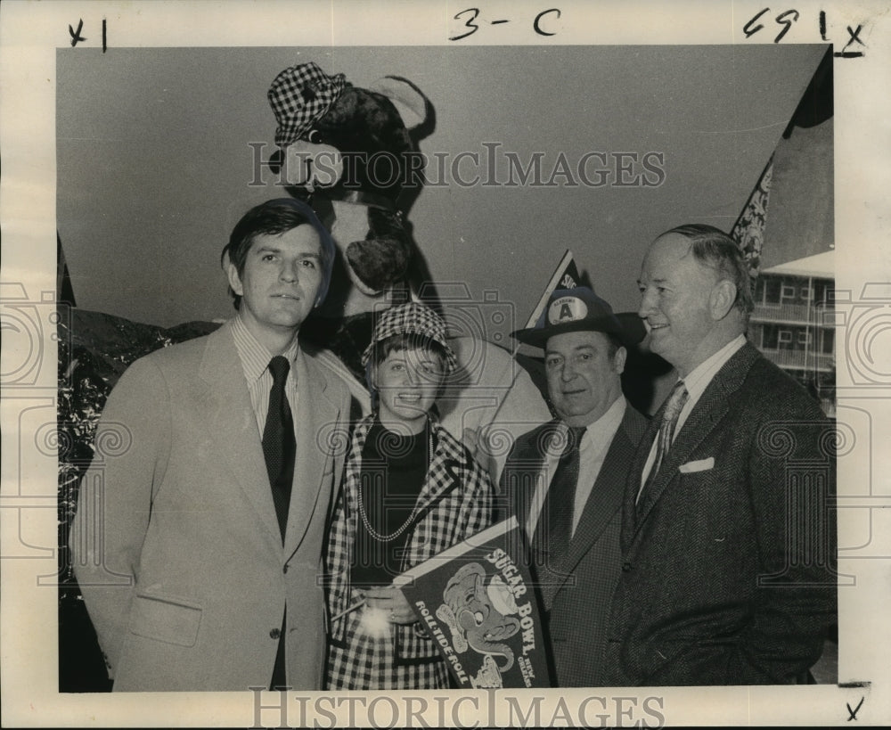 1973 Press Photo Delegates show their Alabama colors at Fountainebleau Hotel- Historic Images