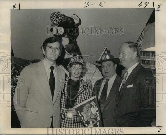 1973 Press Photo Delegates show their Alabama colors at Fountainebleau Hotel- Historic Images