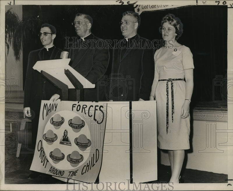 Load image into Gallery viewer, 1962 Press Photo Council of Catholic School Cooperative Clubs workshop delegates

