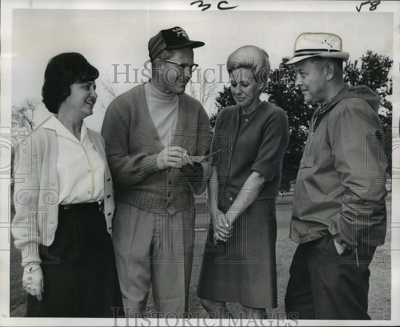 Load image into Gallery viewer, 1966 Press Photo The women golfers of the New Orleans Country Club - noo00421
