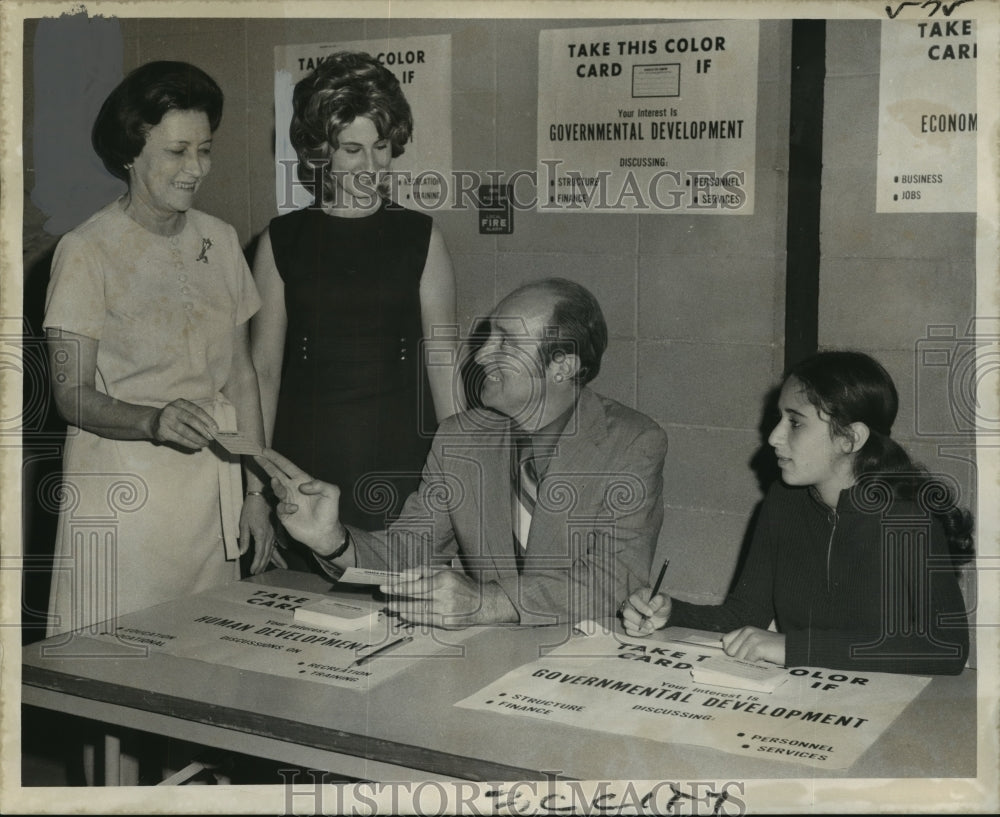 1971 Press Photo Housewives sign up at the Goals to Grow neighborhood meeting- Historic Images