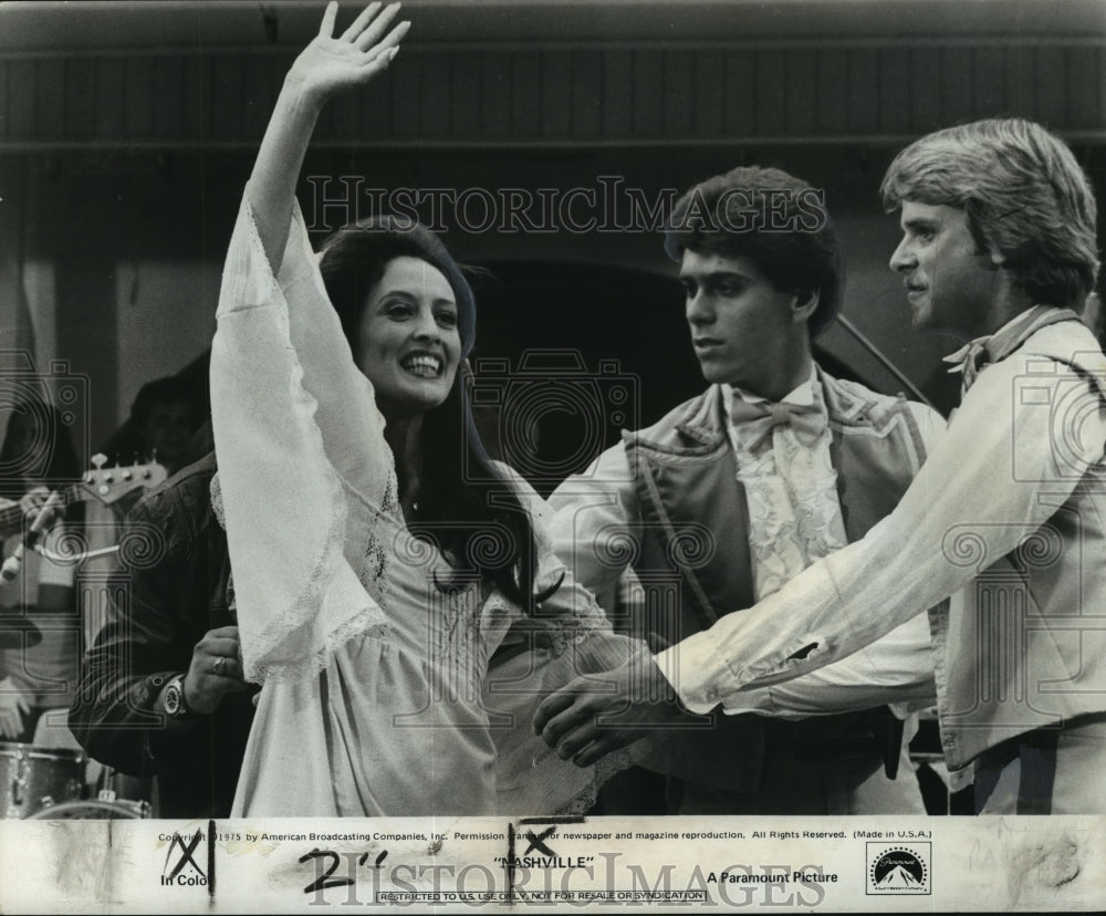 1975 Press Photo Singer Ronee Blakeley escorted after breakdown of "Nashville"- Historic Images