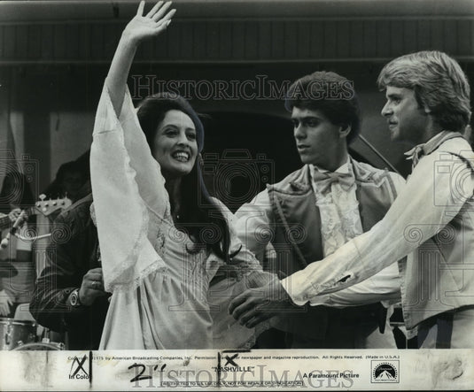 1975 Press Photo Singer Ronee Blakeley escorted after breakdown of "Nashville"- Historic Images