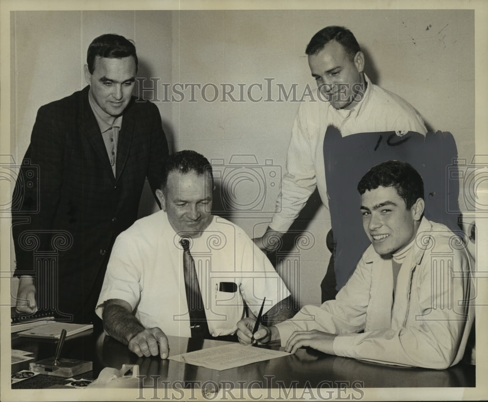 1969 Press Photo Bobby Bowden signed basketball grant-in-aid with USM- Historic Images