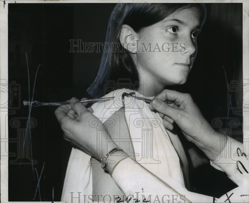 1970 Press Photo Mrs. B.D. Bourgeois Jr. suggests Roman toga for Mardi Gras Day- Historic Images