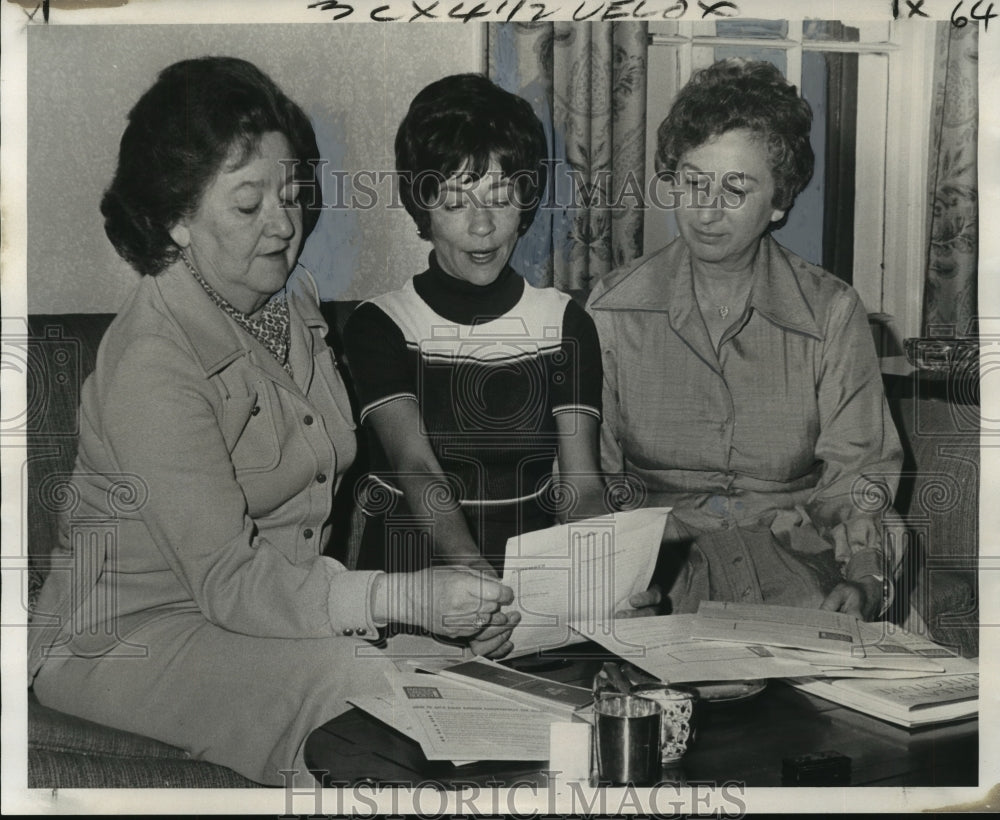 1975 Press Photo American Cancer Society committee members discuss events