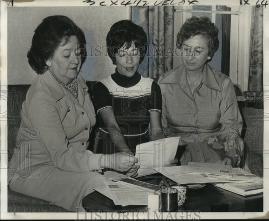 1975 Press Photo American Cancer Society committee members discuss events