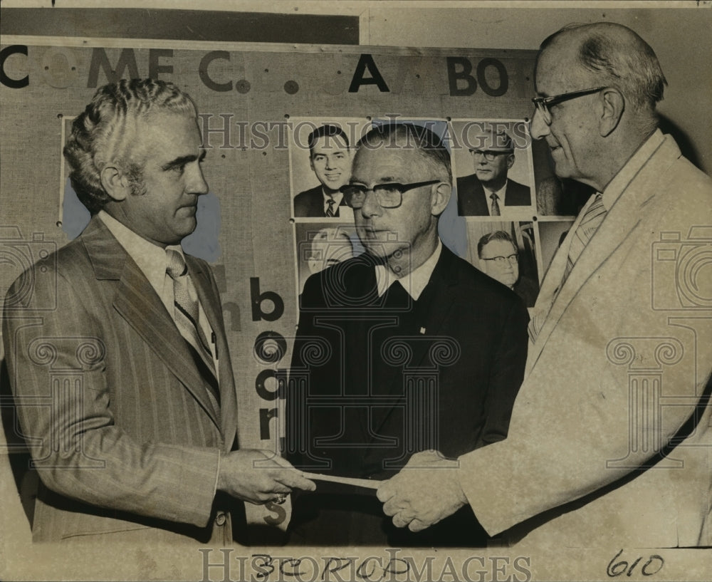 1972 Press Photo Christian Brothers Foundation Inc. Officials in City Park- Historic Images