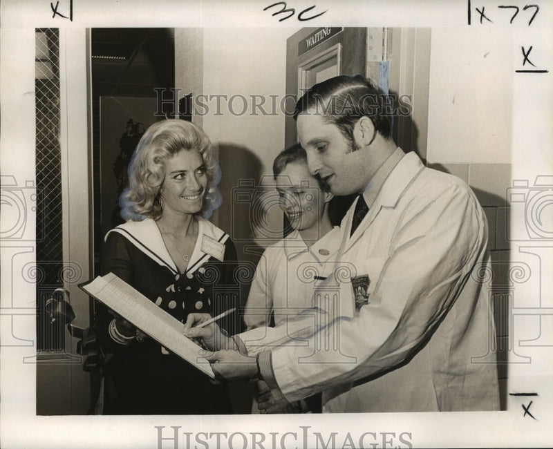 Load image into Gallery viewer, 1973 Press Photo Doctor, Nurse, &amp; Other at Charity Hospital Leukemia Unit
