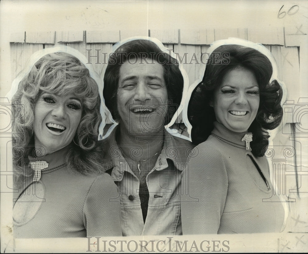 1976 Press Photo Frankie Brent, a comedian & singer, with Bunny and Cindi- Historic Images