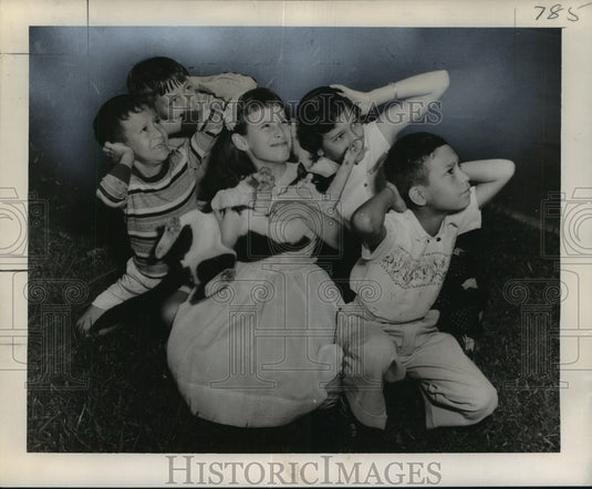 1957 Press Photo Youngsters shield themselves from possible attack from Bluejay