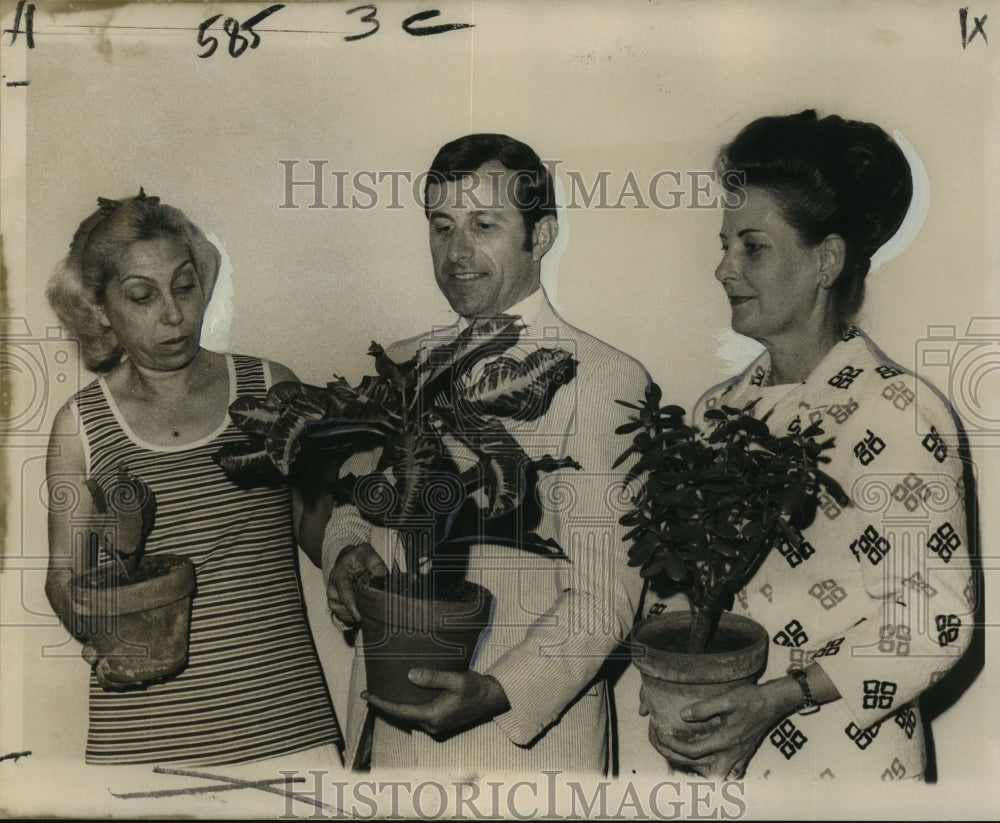 1970 Press Photo Patio Planters committee members admire their plants- Historic Images