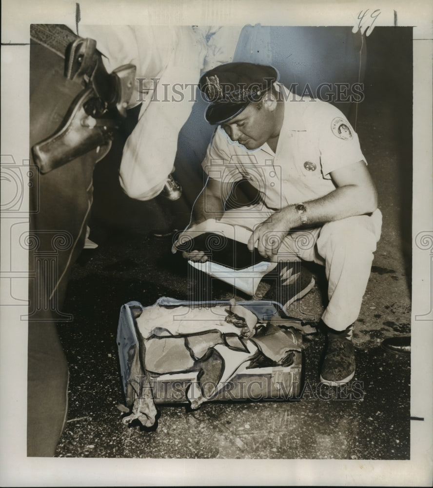 1956 Press Photo A suitcase at Union Passenger Terminal is inspected by police- Historic Images