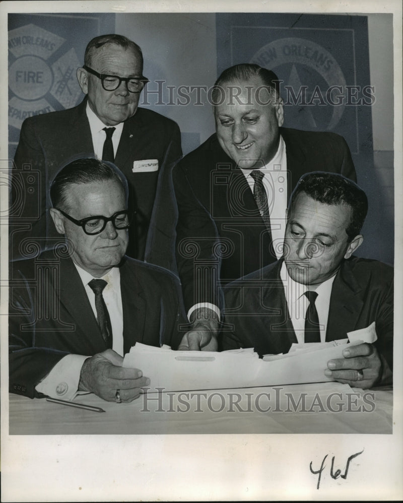 Load image into Gallery viewer, 1964 Press Photo Leaders of Peace Officers of Orleans Parish at Meeting
