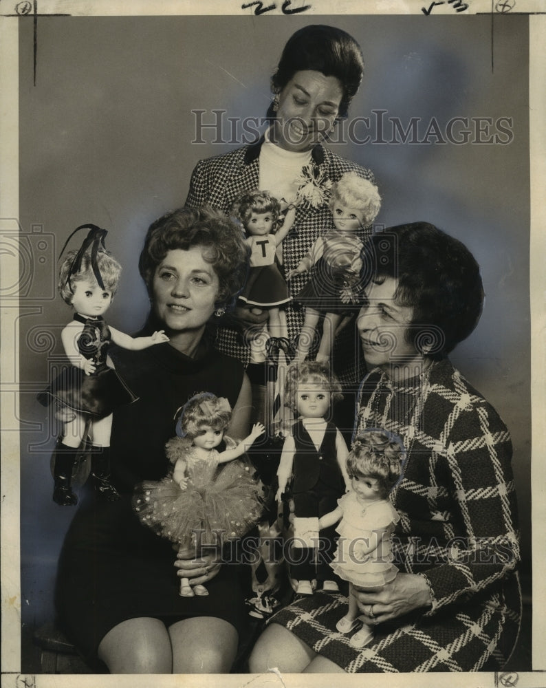 1970 Press Photo Opti-Mrs. Club of New Orleans readies toys for distribution