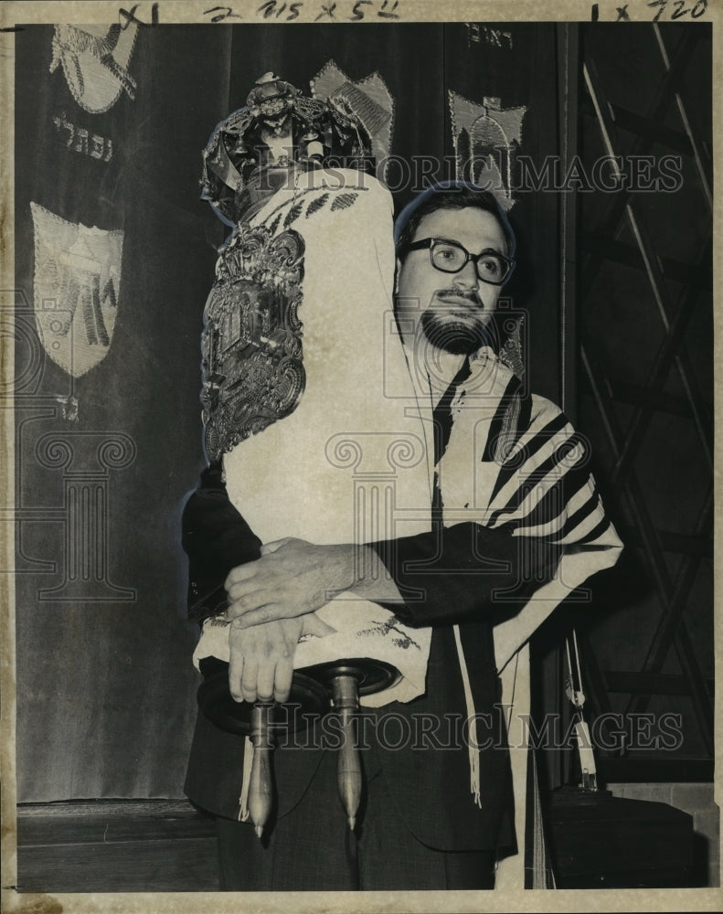 1970 Press Photo Rabbi Jeffrey Bienenfeld of Beth Israel holds a new Torah- Historic Images