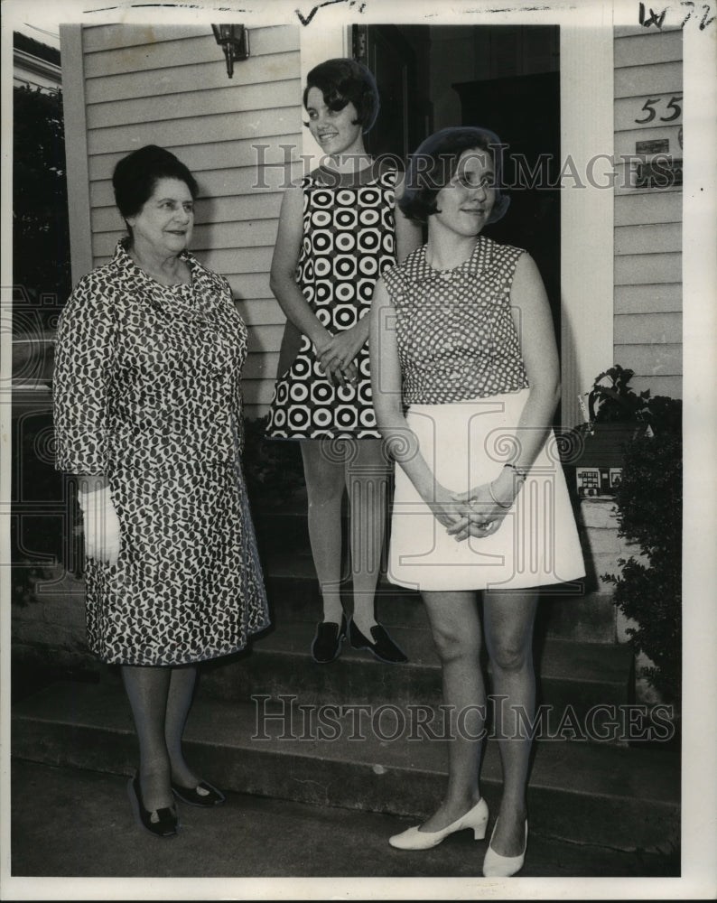 1970 Press Photo Mmes. Edwin H. Blum, Mat M. Gray III and Neil Curran at soiree- Historic Images