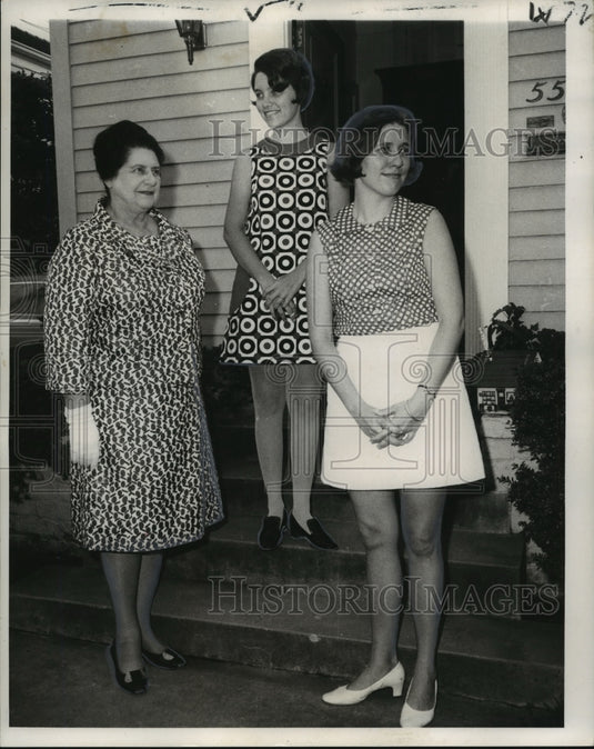 1970 Press Photo Mmes. Edwin H. Blum, Mat M. Gray III and Neil Curran at soiree- Historic Images