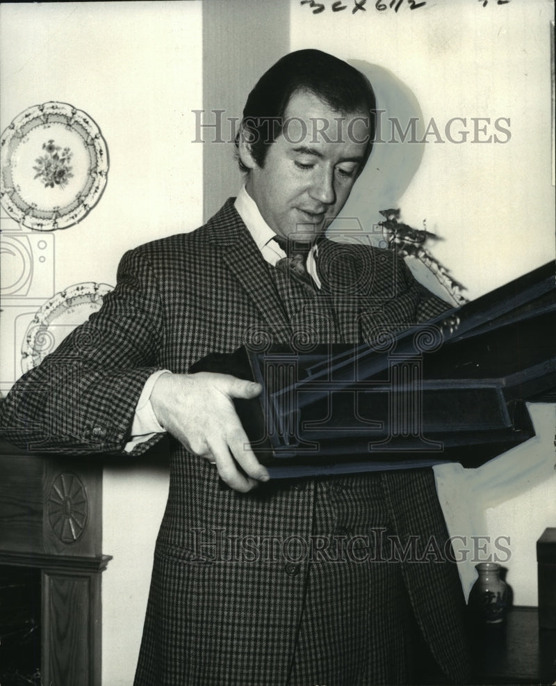 Load image into Gallery viewer, 1975 Press Photo John Bly, Royal Society of Arts Fellow &amp; Appraiser - noo00938

