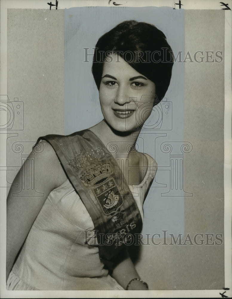 Load image into Gallery viewer, 1960 Press Photo Sonia Blaya wears sash as the 1960 Queen of Paris Night Club

