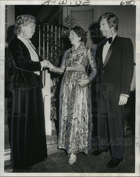 1973 Press Photo Marion Bienvenu, chairman Opera Association greets the Blair's- Historic Images