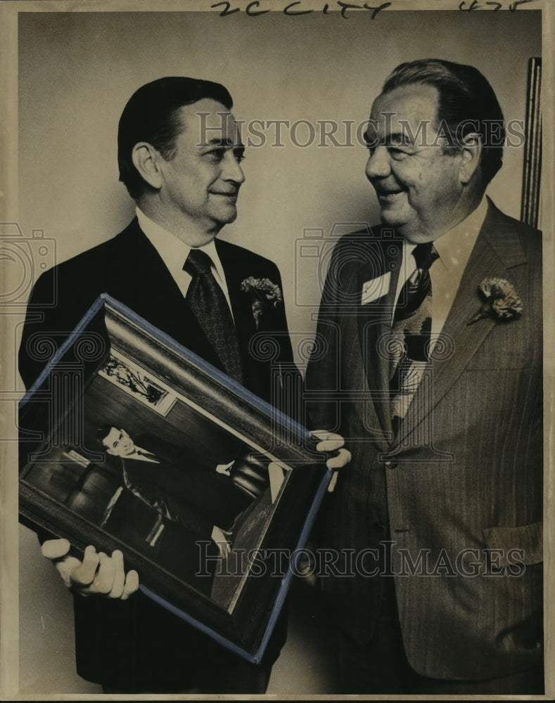 1972 Press Photo Retiring and new chairman of East Jefferson Hospital Foundation- Historic Images