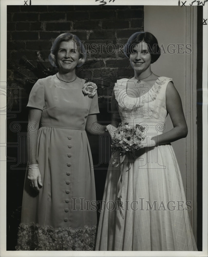 1976 Press Photo Debutante Courtney Ann Blitch with her mother Mrs. Buchanan- Historic Images