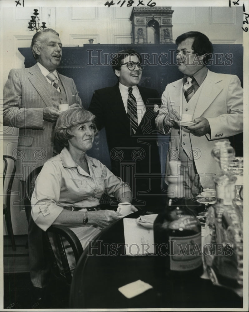 1977 Press Photo France-Louisiana Festival board members share coffee - Historic Images