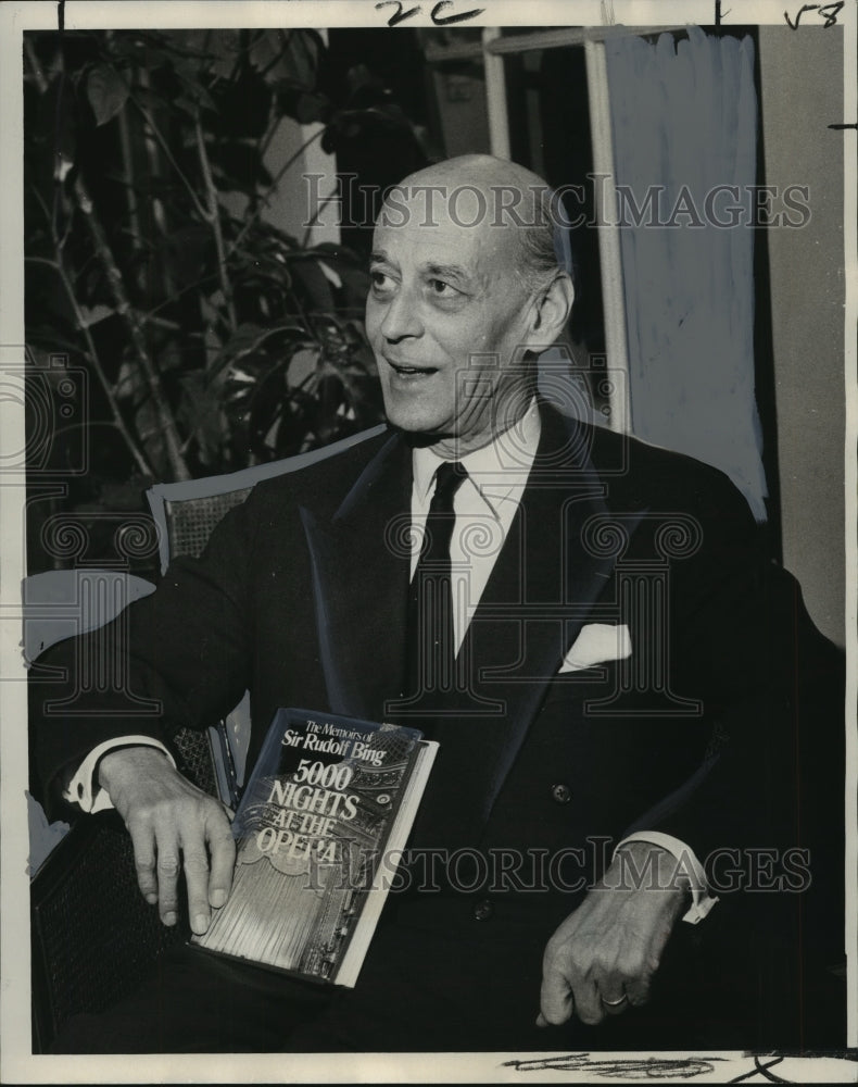 1972 Press Photo Ex-Metropolitan Opera manager Sir Rudolf Bing holds his memoir- Historic Images