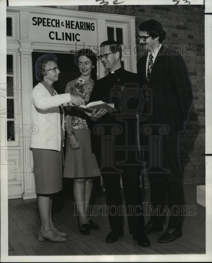 1971 Press Photo D.E. Drohan greeted by University of Southern Mississippi staff- Historic Images