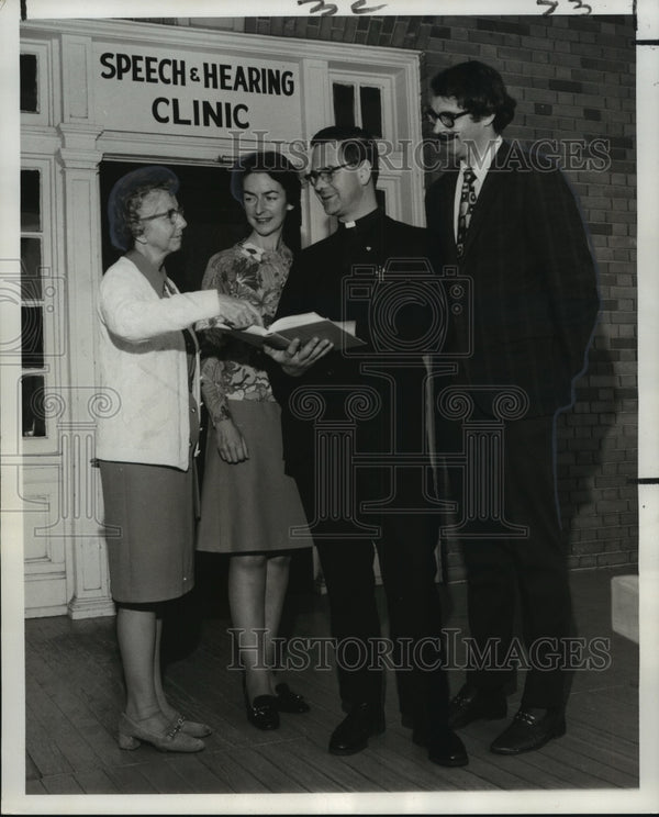 1971 Press Photo D.E. Drohan greeted by University of Southern ...