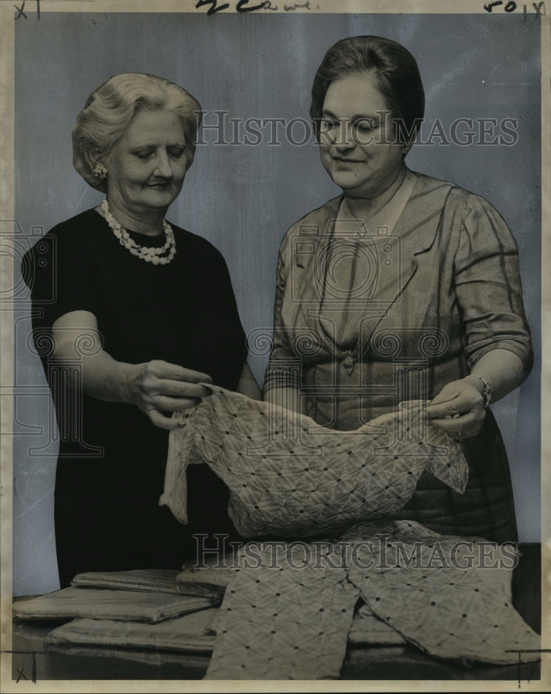 1967 Press Photo Church Women United delegates with garments for Community Day- Historic Images