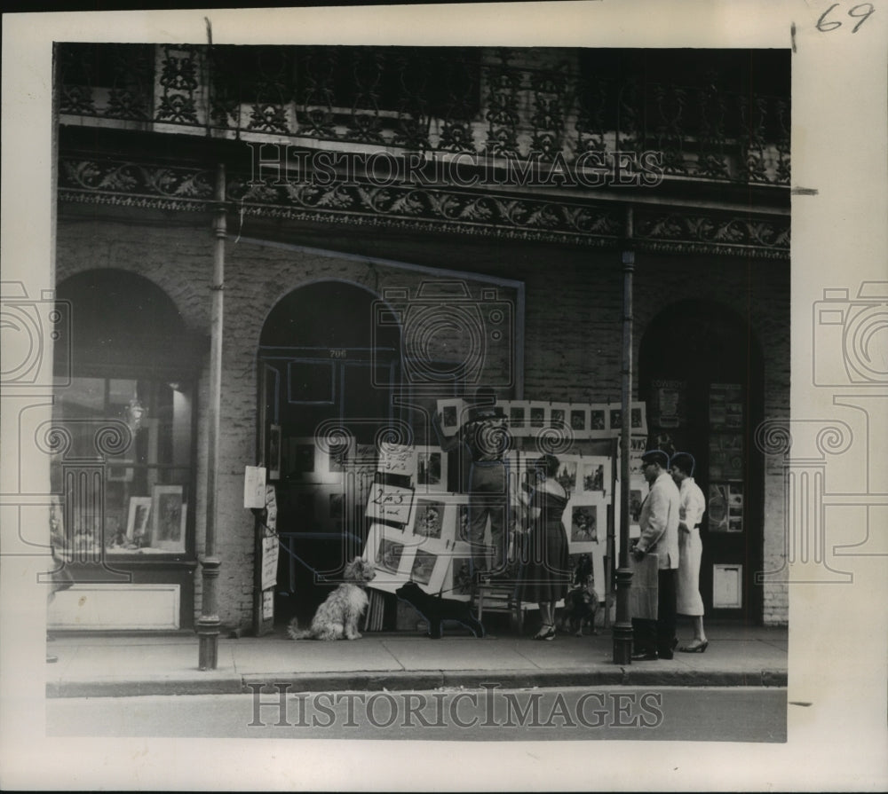 1955 Press Photo Royal Street scene includes human interest &amp; colorful subject