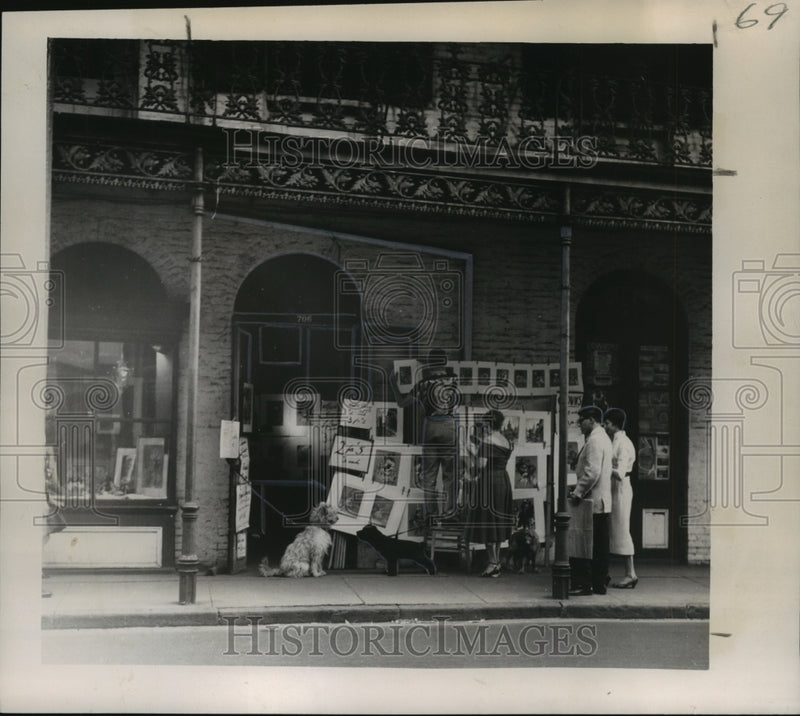 Load image into Gallery viewer, 1955 Press Photo Royal Street scene includes human interest &amp; colorful subject
