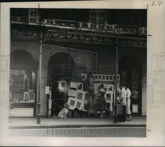 1955 Press Photo Royal Street scene includes human interest & colorful subject