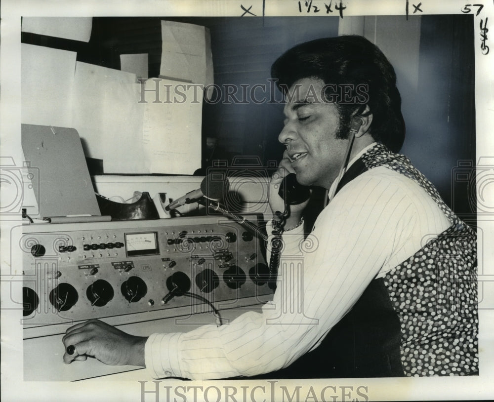 1976 Press Photo Donny Brooks handling Apology Line on WBOK- Historic Images