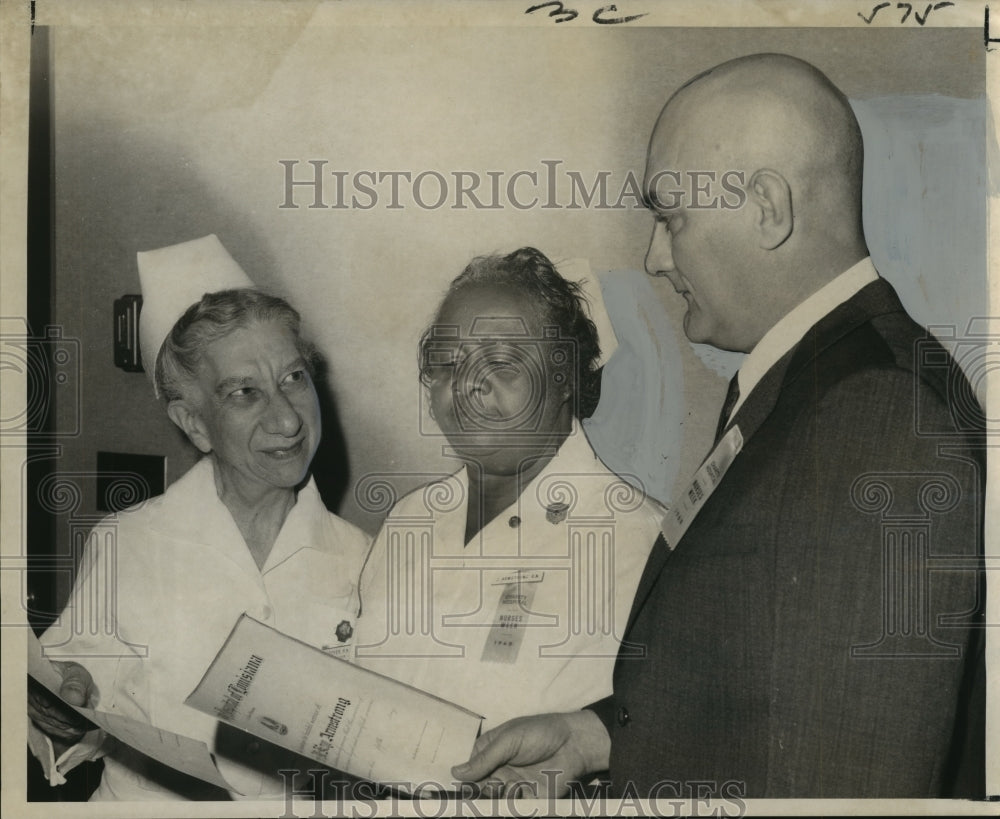 1968 Press Photo Dr. Louis Burroughs of Charity Hospital honors retiring nurses