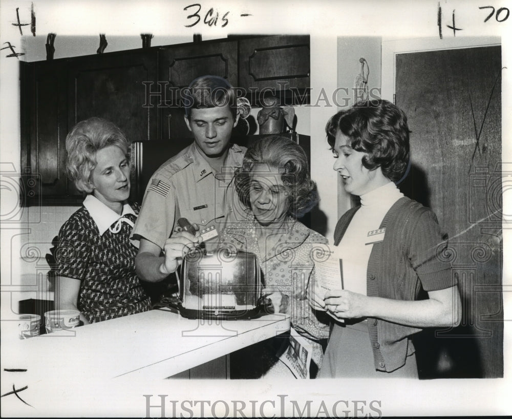 1974 Press Photo Women Against Crime members and Sheriff&#39;s Deputy Jerry Burg- Historic Images